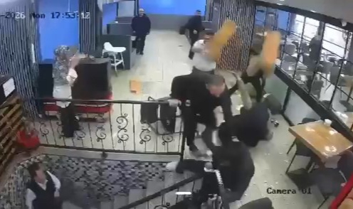 Kafede çıkan kavgada ortalık savaş alanına döndü