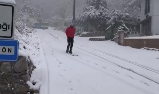 Kar yağdı vatandaş şehir merkezinde kayak yaptı
