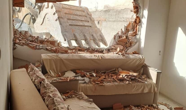 Karacabey’de inşaat çalışması yan binaya zarar verdi