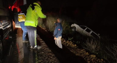 Kontrolden çıkan kamyonet şarampole yuvarlandı