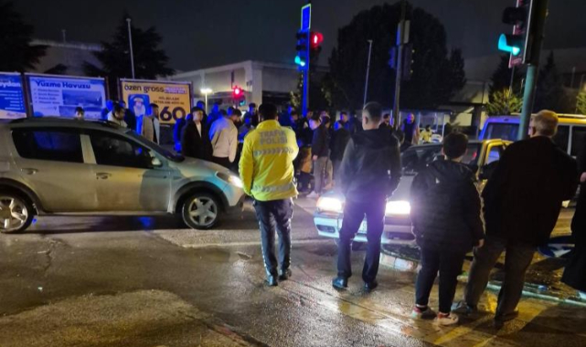 Kontrolden çıkan otomobil yayalara çarptı