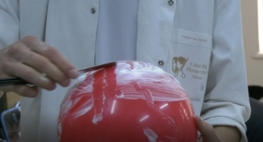 Köpüklü balonu patlatmadan jiletle tıraş ederek sınavı geçiyorlar