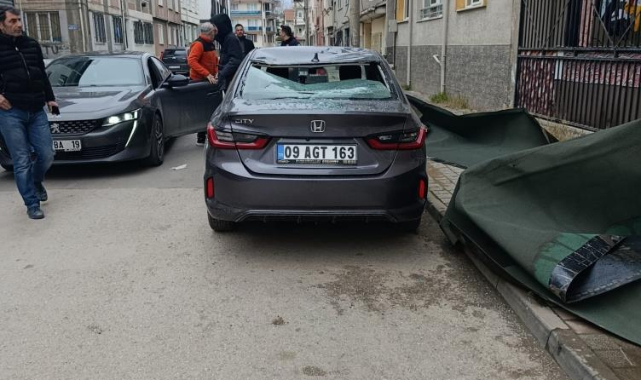 Lodos çatıyı otomobilin üzerine uçurdu