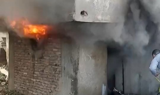 Metruk bina alev alev yandı