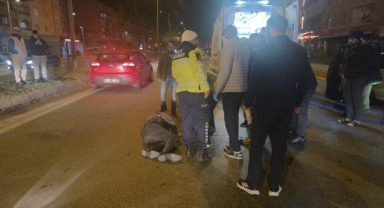 Motosiklet yayaya çarptı: 2 yaralı