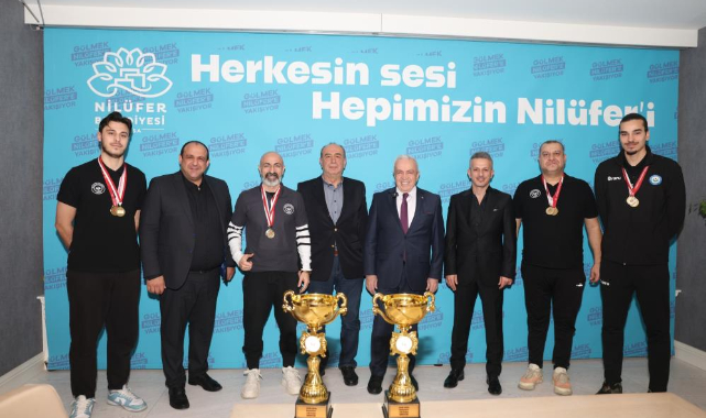 Nilüfer’in şampiyon kızları kupaları Başkan Özdemir’e getirdi