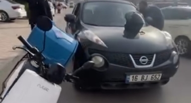 Otomobil sürücüsü ile motosikletli kurye arasındaki gerginlik kamerada