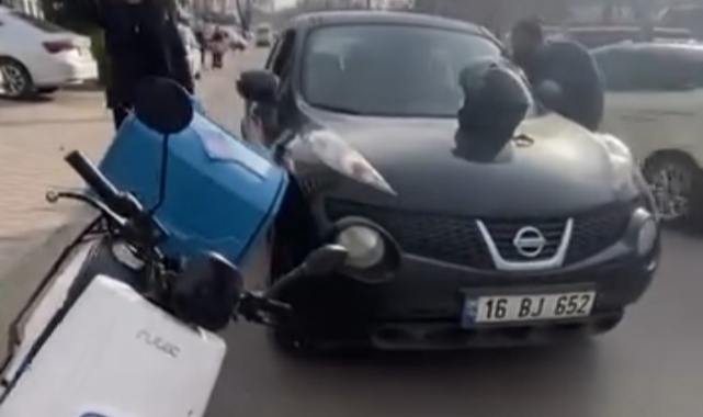 Otomobil sürücüsü ile motosikletli kurye arasındaki gerginlik kamerada