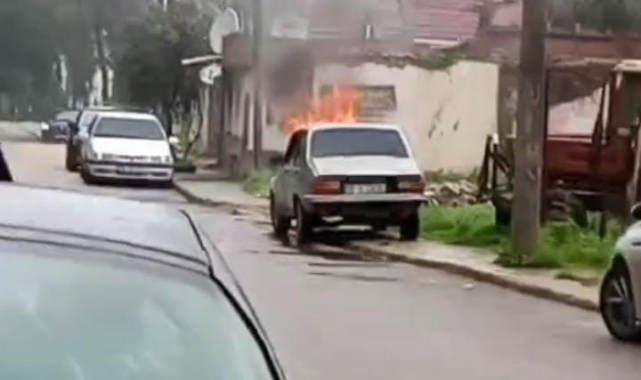 Park halindeki otomobil alevlere teslim oldu