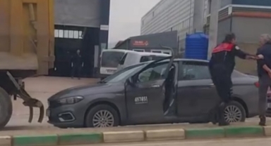 Polis'ten kaçan şüpheli aracın önünü kamyon kesti