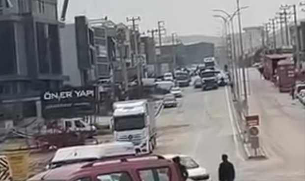 Polis'ten kaçan şüpheli aracın önünü kamyon kesti