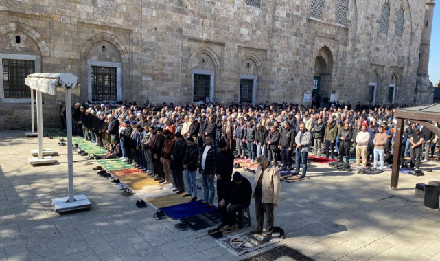 Ramazan'ın ilk Cuma'sı Ulucami doldu taştı