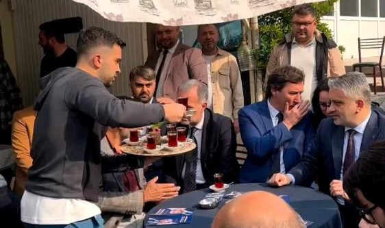 Şakacı kahveye gelen çıkamıyor