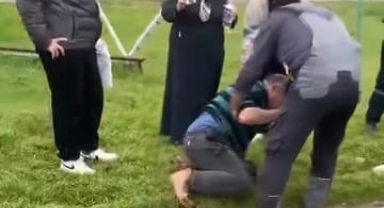 Servis minibüsünden inen sürücüye araç çarptı