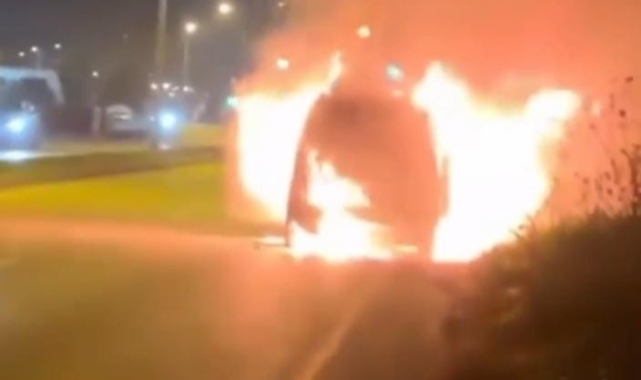 Seyir halinde alev alan araç demir yığınına döndü