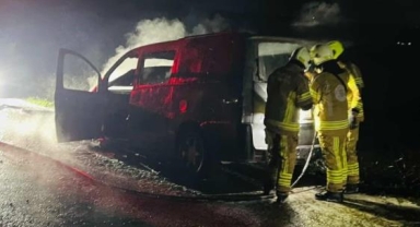 Seyir halindeki araç yanarak demir yığınına döndü