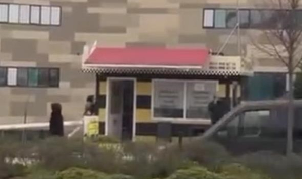 Taksi bulamayınca durağı dağıttı görenler şoka girdi