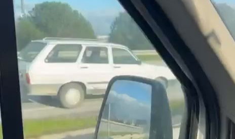 Ters şeritten ilerleyen araç tehlike saçtı