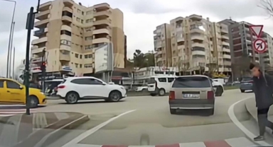 Trafikte kameraya yansıyan küçük jest yürekleri ısıttı