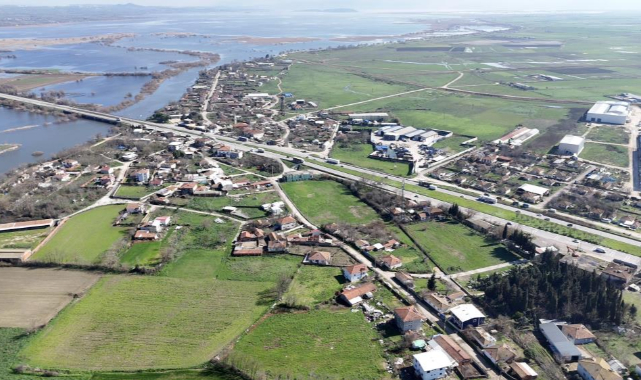 Uluabat gölü yükseldi evlerin bahçelerini su bastı