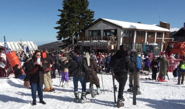 Uludağ güneşli havada tatilcilerle doldu