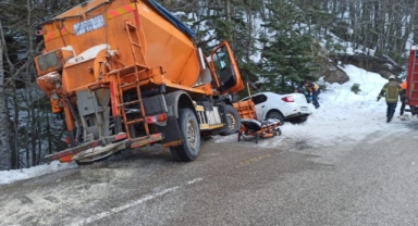 Uludağ yolunda kar küreme aracı otomobille çarpıştı