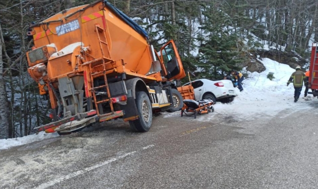Uludağ yolunda kar küreme aracı otomobille çarpıştı