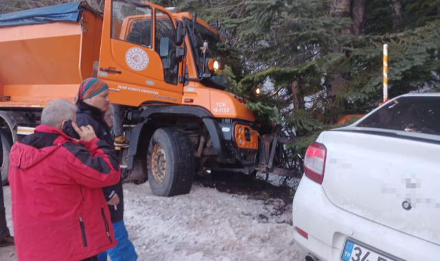 Uludağ yolunda kar küreme aracı otomobille çarpıştı