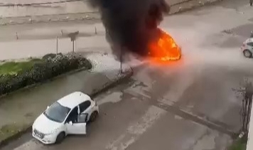 Yanan araç art arda patladı mahalleli panik yaşadı