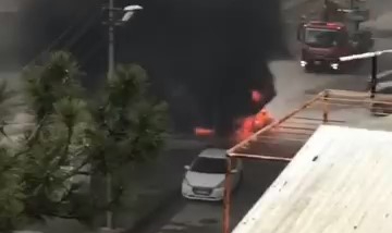 Yanan araç art arda patladı mahalleli panik yaşadı