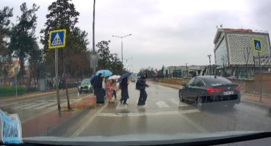 Yayalara yol vermeyen otomobil öğrencileri tehlikeye attı