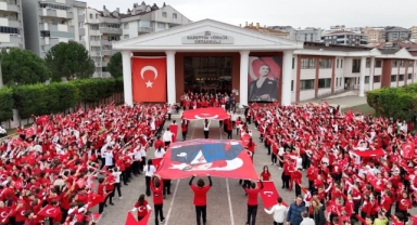 Yer gök kırmızı beyaz