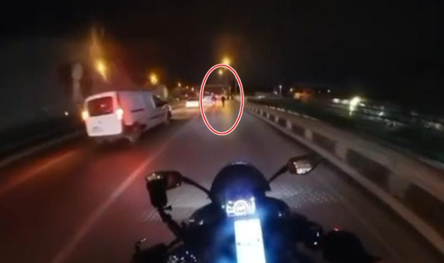 Yola atlayan yaya trafiği tehlikeye düşürdü