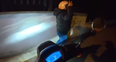  Annesine gece motor sürmeyi öğreten genç izleyenleri gülümsetti