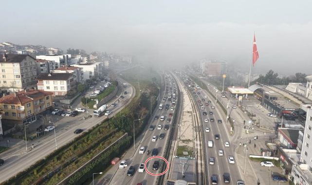 Aracını yoğun trafik'te sol şeritte kilitleyip gitti