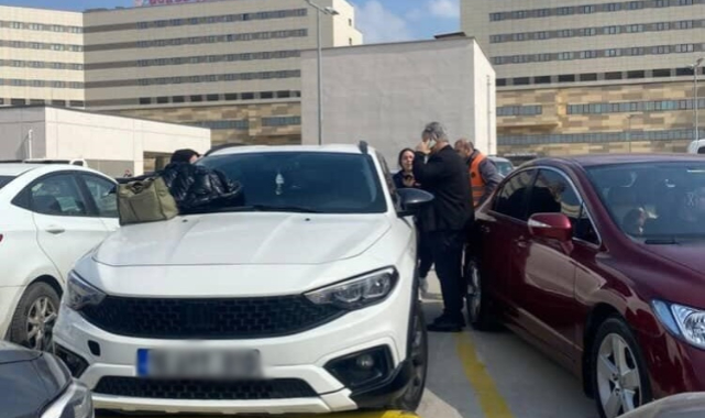 Araçta kilitli kalan çocuk cam kırılarak kurtarıldı