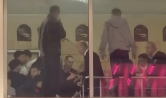 AVM'de kavgayı film izler gibi izlediler