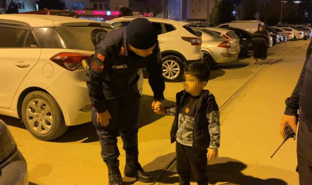 Babasının yanından ayrılan çocuk yürekleri ağıza getirdi