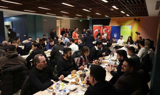 Başkan Mustafa Bozbey gençlere sahur yaptı