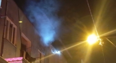 Bursa'da apartmanın çatı katında yangın