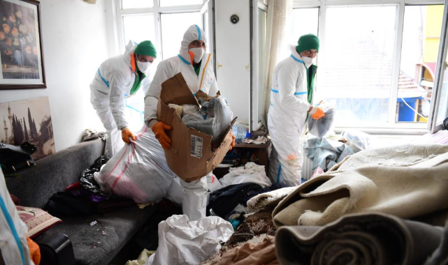 Bursa'da bir daireden 4 kamyon çöp çıktı