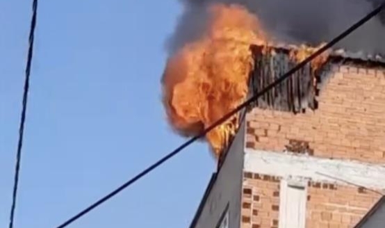 Bursa'da çatı katı alevlere teslim oldu