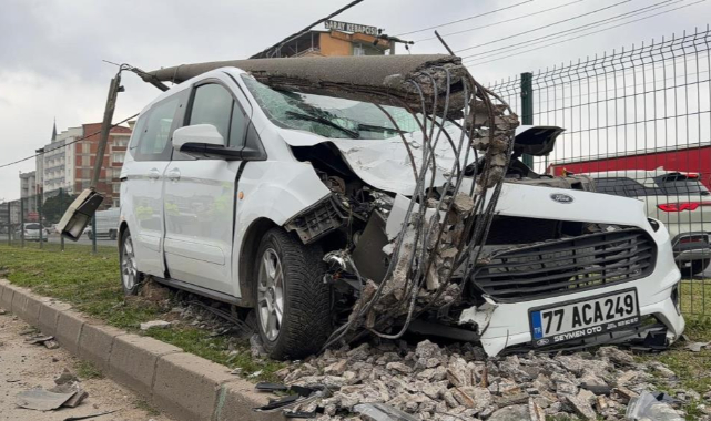 Bursa’da direğe çarpan otomobildeki, 2 kişi yaralandı