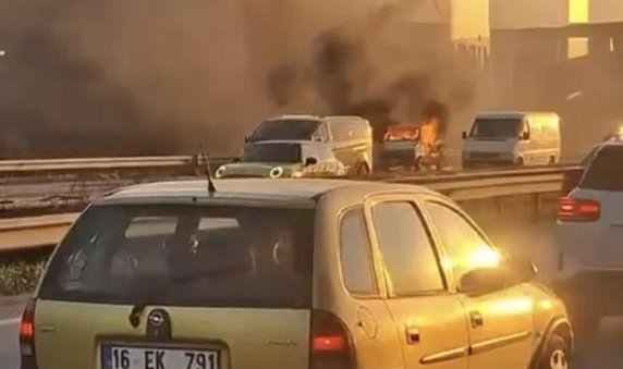 Bursa'da hafif ticari araç alev alev yandı