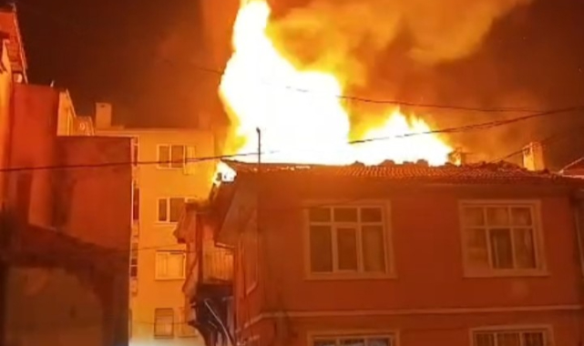 Bursa'da metruk binanın çatı katı alev alev yandı