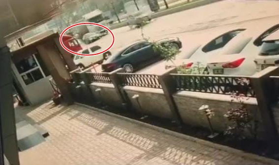 Bursa'da tır otomobili metrelerce sürükledi