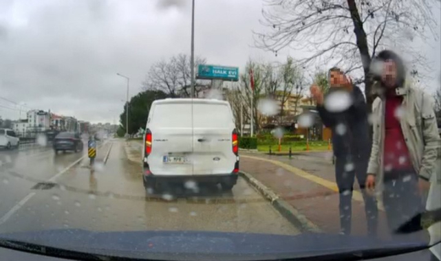 Bursa'da trafikte yol verme kavgası