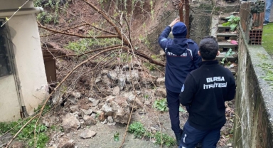 Bursa'da yağış sonrası istinat duvarı çöktü