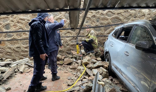 Bursa'da yağışla istinat duvarı çöktü 3 araç zarar gördü