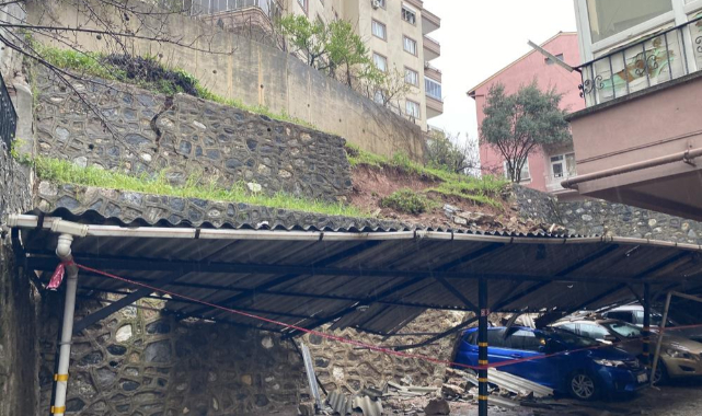 Bursa'da yağışla istinat duvarı çöktü 3 araç zarar gördü